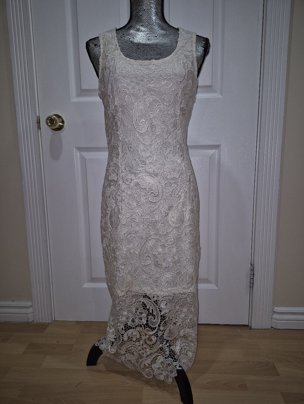 New Sans Souci White Gold Lace Crochet Midi Sleevless Dress Medium Size